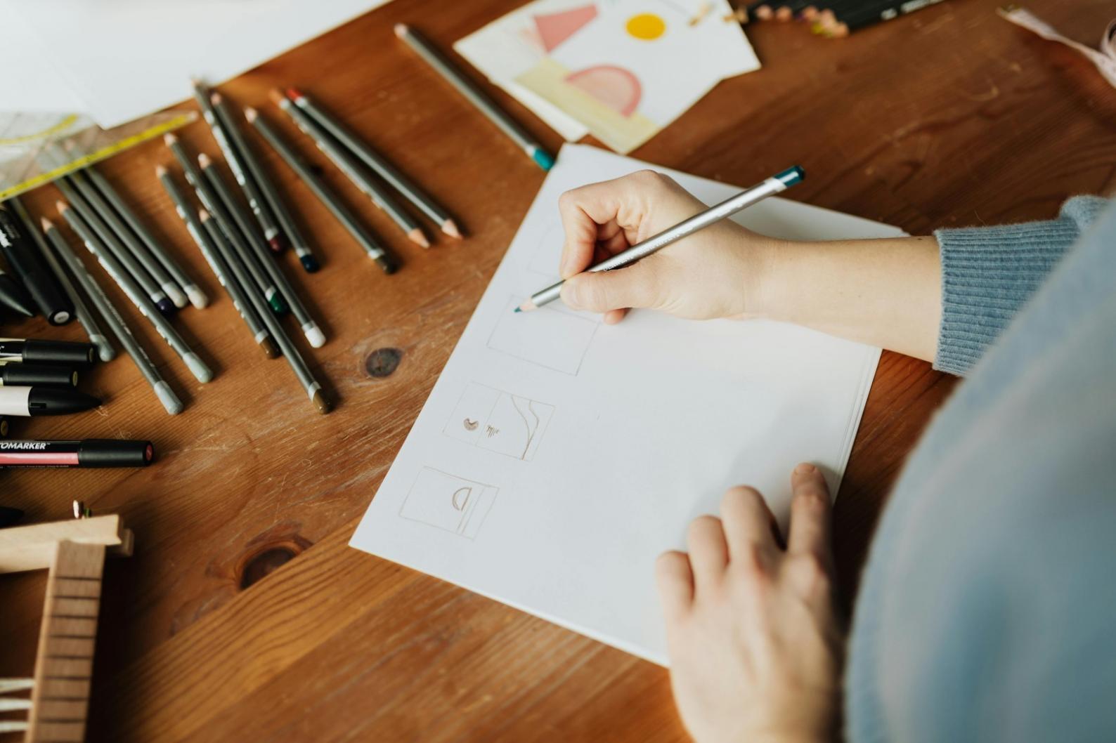 Concept Art Arbeitsplatz mit digitalen Zeichentabletts und Skizzen