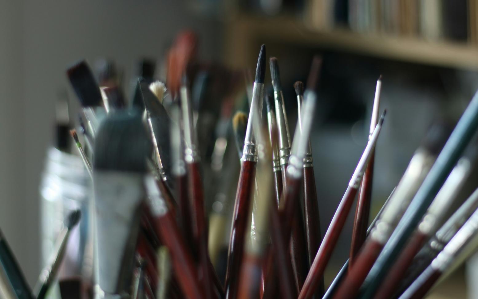 Concept Art Arbeitsplatz mit digitalen Zeichentools
